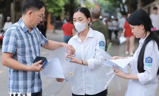 Môn Ngữ Văn: 7 thí sinh mang điện thoại vào phòng thi Ngữ văn bị đình chỉ thi