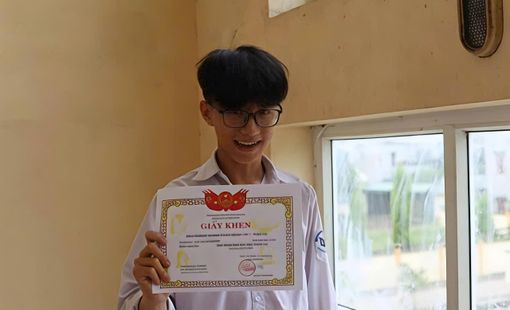 Nam sinh trường làng xứ Nghệ lập cú đúp thủ khoa