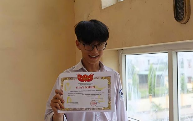 Nam sinh trường làng xứ Nghệ lập cú đúp thủ khoa