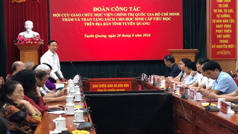 LAN TỎA PHONG TRÀO TẶNG SÁCH XÂY DỰNG THƯ VIỆN TRƯỜNG HỌC