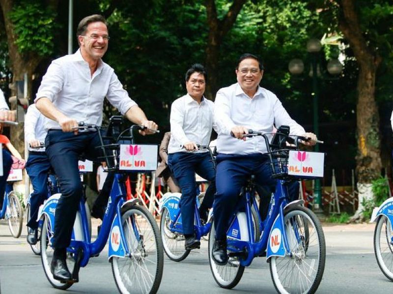 Thủ tướng Phạm Minh Chính cùng Thủ tướng Hà Lan đạp xe trên phố Hà Nội