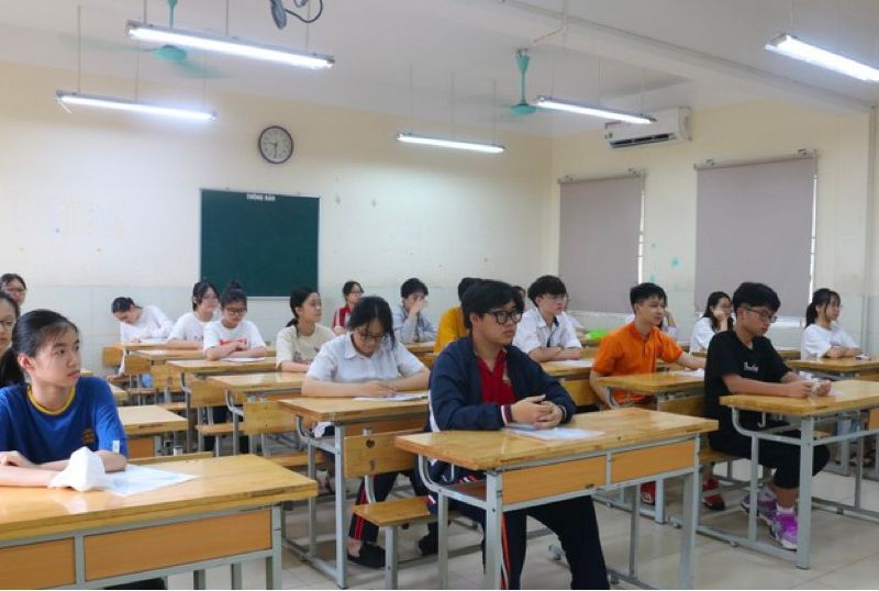 Hà Nội: Học sinh thuộc hộ cận nghèo được miễn 100% học phí
