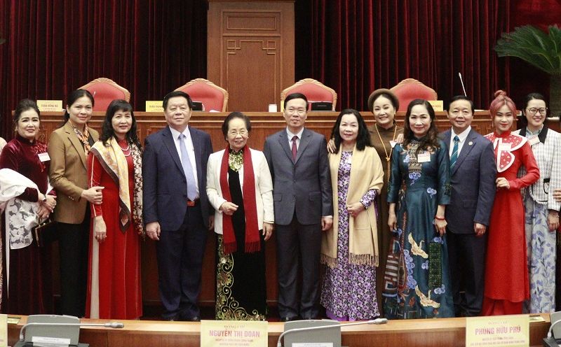 Đội ngũ trí thức, nhà khoa học, văn nghệ sĩ cĩ ý nghĩa then chốt đối với vận mệnh và tương lai dân tộc