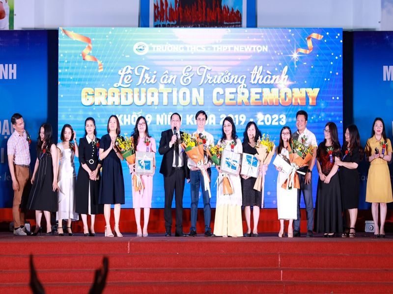 Lễ trưởng thành xúc động ở ngôi trường mang tên Newton