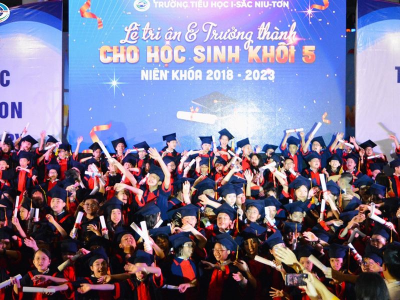 Vỡ òa cảm xúc tại lễ trưởng thành của học sinh Hà Nội