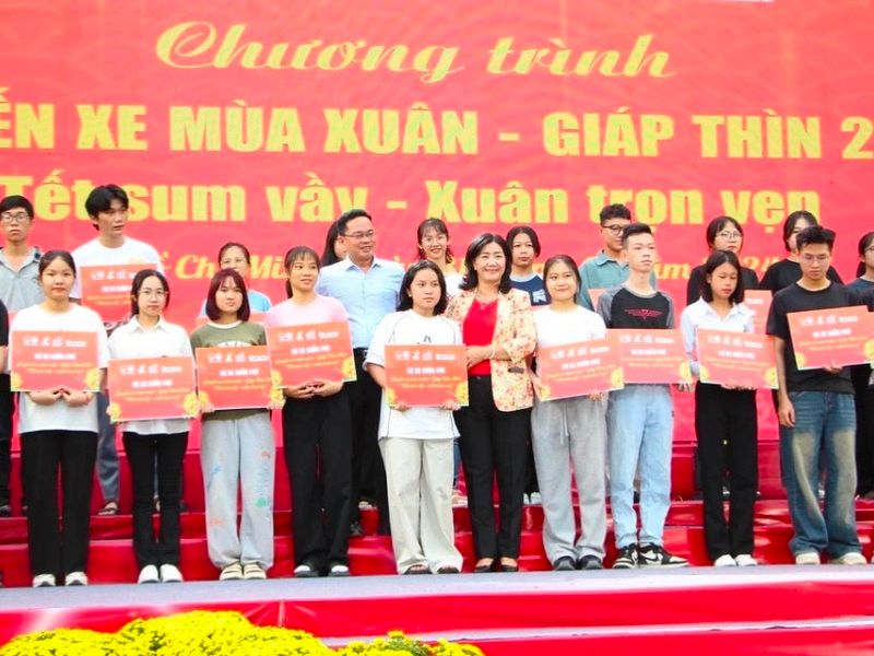 Chuyến xe mùa xuân "Tết sum vầy - Xuân trọn vẹn" đưa 2.200 người xa quê về nhà đón Tết