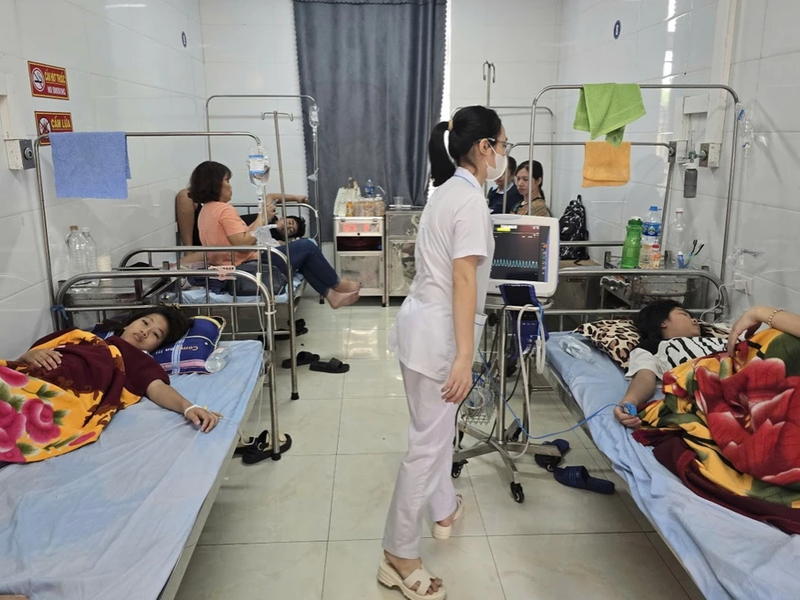 Học Sinh Có Triệu Chứng Ngộ Độc Sau Khi Uống Nước Ngọt Phát Miễn Phí