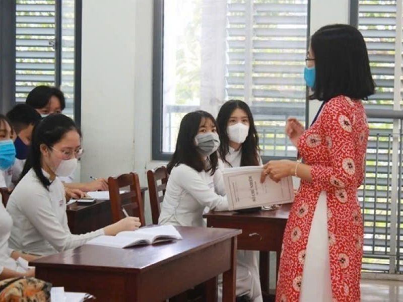 Bộ Nội vụ trả lời thắc mắc về việc chuyển ngạch giáo viên ảnh hưởng đến tổng số tiền lương hiện hưởng.