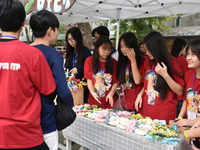 GIỜ PHE 2024: FROSTIE FESTA - NÂNG CAO Ý THỨC CỘNG ĐỒNG VỀ MÔ HÌNH HỘI CHỢ TÁI CHẾ