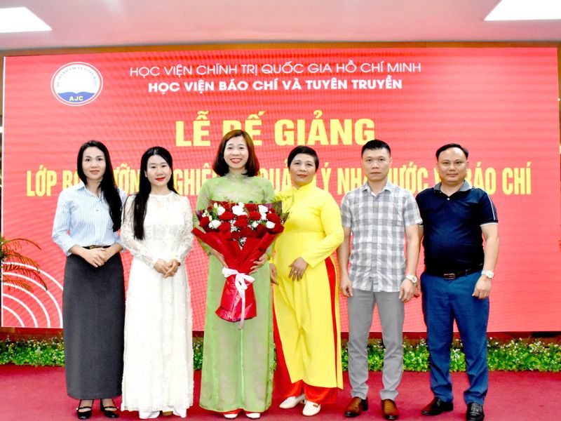 Bế giảng lớp Bồi dưỡng nghiệp vụ Quản lý nhà nước về báo chí đợt 5 năm 2024