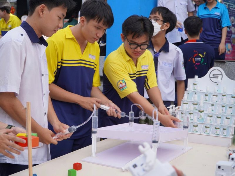 TPHCM: Học sinh lớp 10 ra mắt sản phẩm AI, robot tiện ích