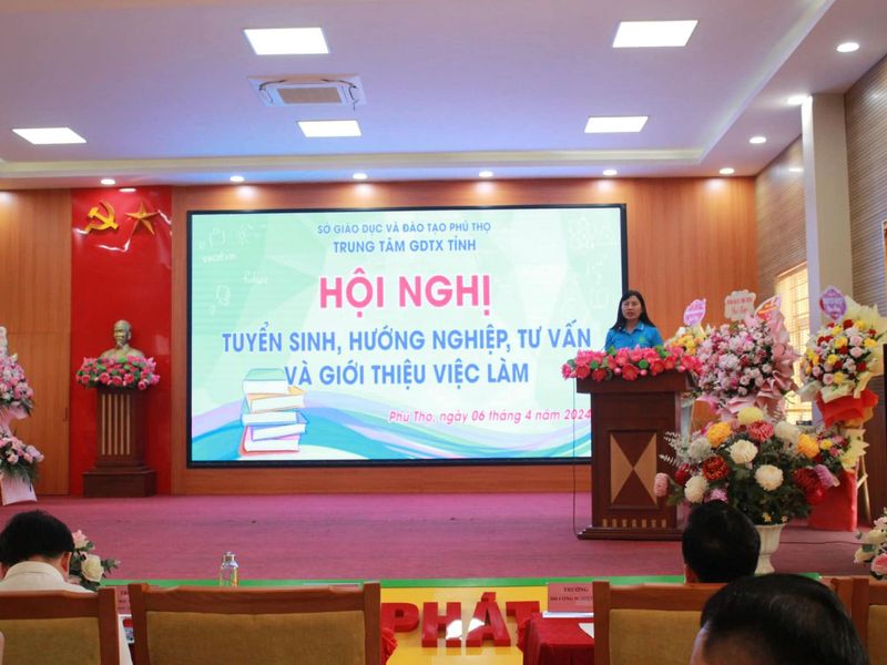 Trường Đại học Công nghiệp Việt Trì tư vấn hướng nghiệp học sinh để dễ dàng lựa chọn cơ hội tương lai