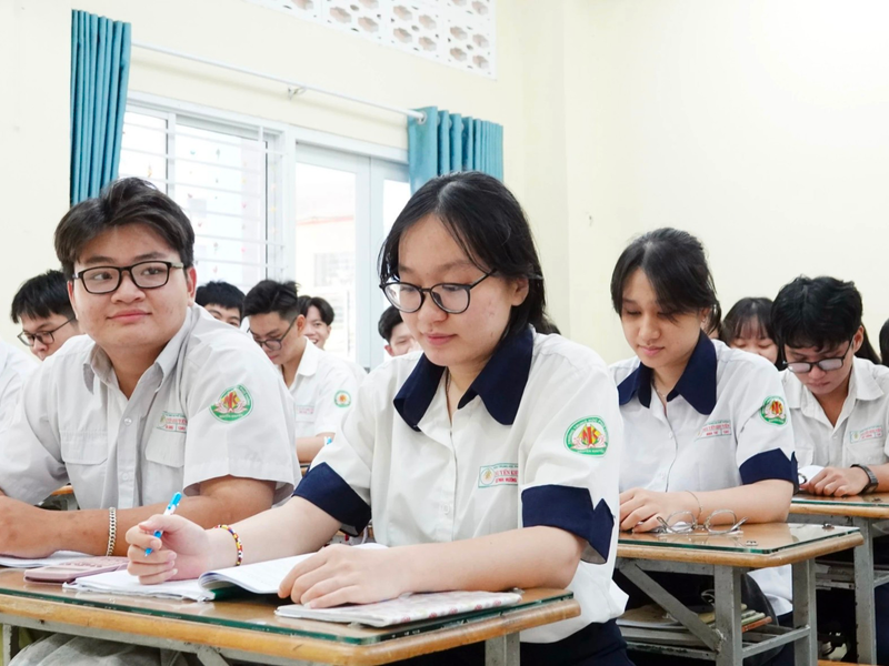 Bộ trưởng Nguyễn Kim Sơn chúc thí sinh thể hiện mình một cách tốt nhất