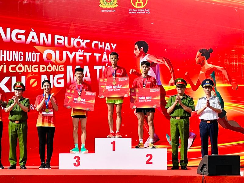 Cuộc thi “Ngàn bước chạy - Chung một quyết tâm - Vì cộng đồng không ma túy” quanh hồ Hoàn Kiếm