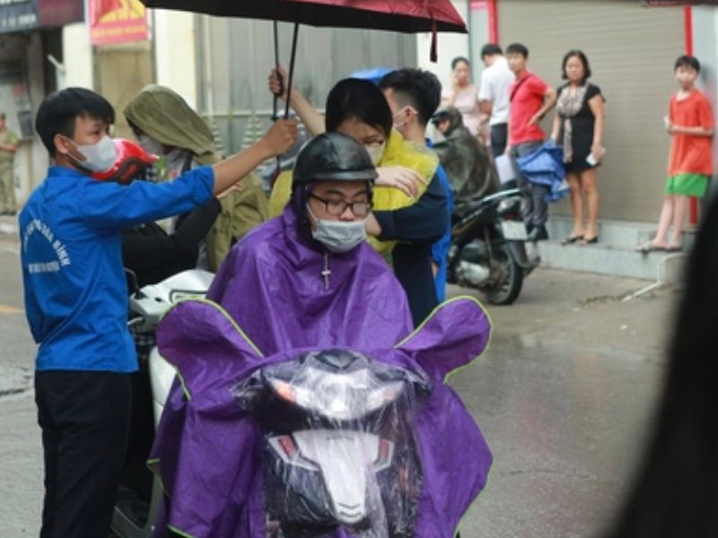 Trời mưa to kèm sấm chớp, gần 5.400 thí sinh tranh suất vào Trường THPT chuyên Đại học Sư phạm Hà Nội