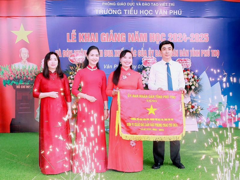 Phú Thọ: Chủ tịch thành phố Việt Trì dự khai giảng năm học mới và trao Cờ thi đua của UBND tỉnh cho Trường tiểu học Vân Phú