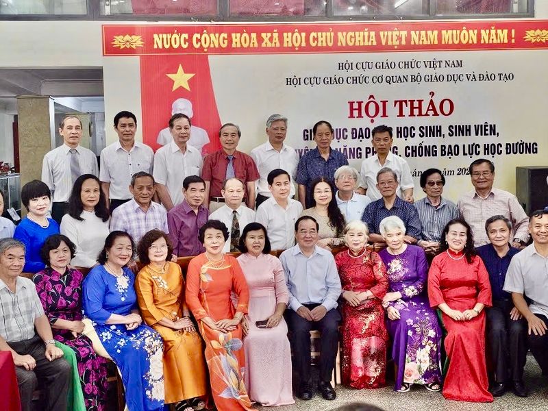 Hội thảo “Giáo dục đạo đức học sinh, sinh viên – Rèn luyện kỹ năng phòng, chống bạo lực học đường” GIÁO DỤC NHÂN VĂN VÀ TRÁCH NHIỆM CHUNG CỦA TOÀN XÃ HỘI