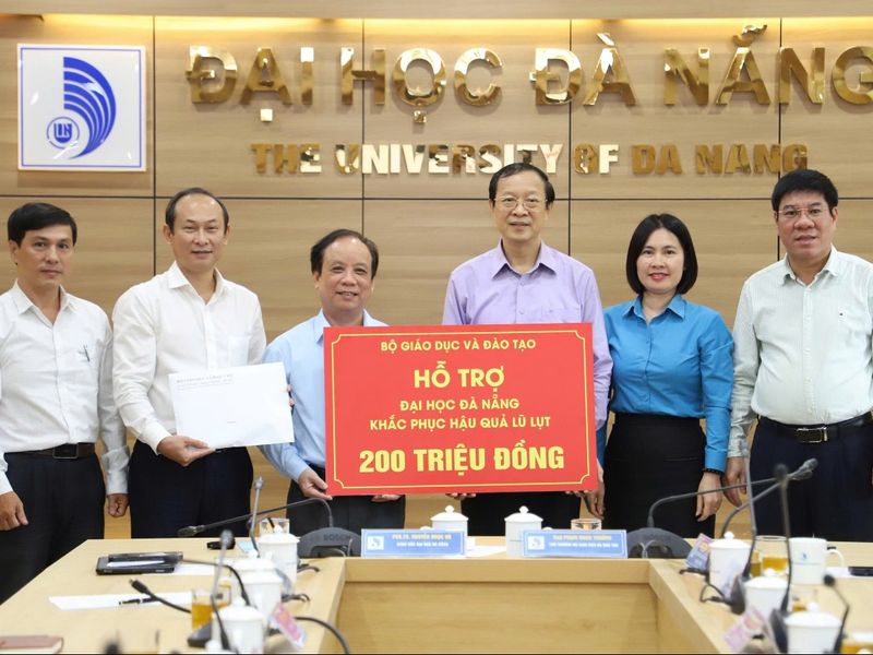 THỨ TRƯỞNG PHẠM NGỌC THƯỞNG THĂM, ĐỘNG VIÊN NGÀNH GIÁO DỤC HUẾ VÀ ĐÀ NẴNG SAU MƯA LŨ