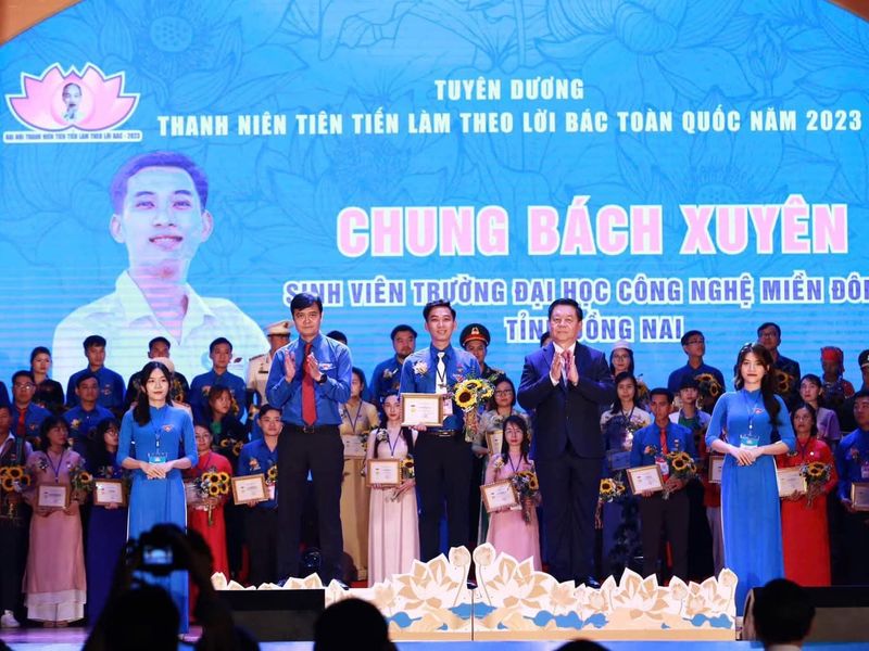 Chung Bách Xuyên: Thủ khoa tình nguyện nhập ngũ, lan tỏa tinh thần yêu nước
