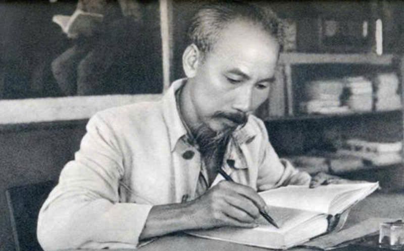 HỒ CHÍ MINH – TẤM GƯƠNG ĐẠO ĐỨC SÁNG NGỜI