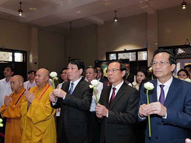Chủ tịch nước Lương Cường cùng các lãnh đạo chiêm bái xá lợi Đức Phật – Quốc bảo Ấn Độ