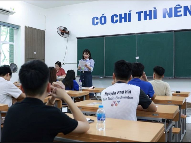 Kết thúc buổi thi Ngữ văn: 10 thí sinh bị đình chỉ trên cả nước, trong đó Hà Nội có 3 trường hợp sử dụng điện thoại