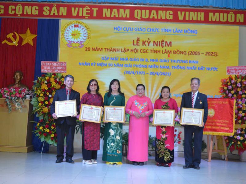 Lâm Đồng: 20 năm xây dựng và phát triển Hội Cựu giáo chức – Tri ân nhà giáo đi B, nhà giáo thương binh