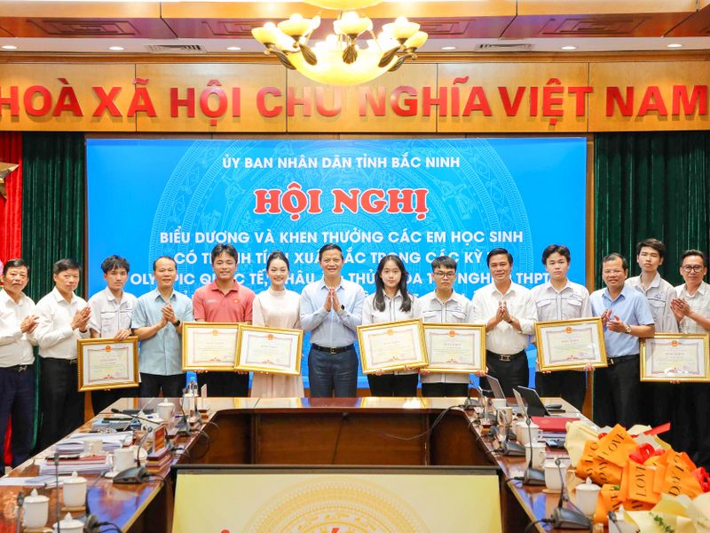 Tỉnh Bắc Ninh tổ chức tôn vinh tài năng trẻ, thưởng hơn 1,3 tỷ đồng cho học sinh đạt giải Olympic quốc tế và khu vực