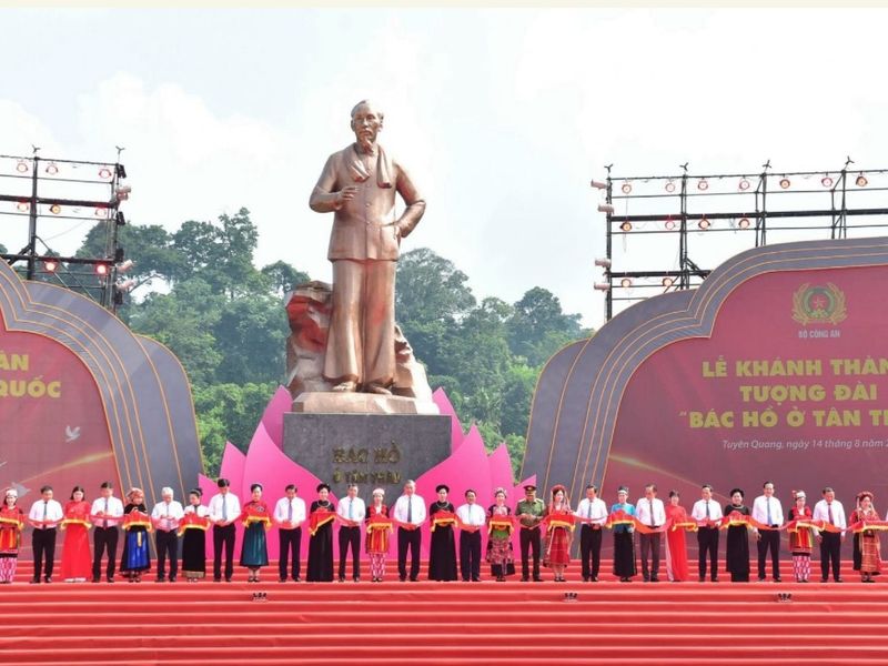 Tổng bí thư Tô Lâm dự lễ khánh thành tượng đài “Bác Hồ ở Tân Trào”