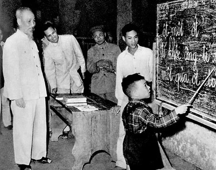 HÀNH TRÌNH 80 NĂM GIÁO DỤC VIỆT NAM: TỪ “DIỆT GIẶC DỐT” ĐẾN CHUYỂN ĐỔI SỐ TOÀN DIỆN