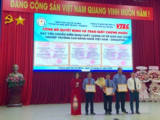TÍCH HỢP KIỂM ĐỊNH CHẤT LƯỢNG VÀO CHIẾN LƯỢC PHÁT TRIỂN CỦA CƠ SỞ GIÁO DỤC NGHỀ NGHIỆP: MINH CHỨNG TỪ TRƯỜNG CAO ĐẲNG NGHỀ VIỆT NAM - SINGAPORE.