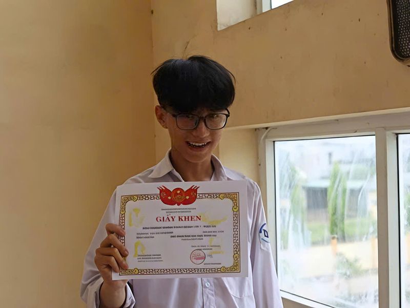 Nam sinh trường làng xứ Nghệ lập cú đúp thủ khoa