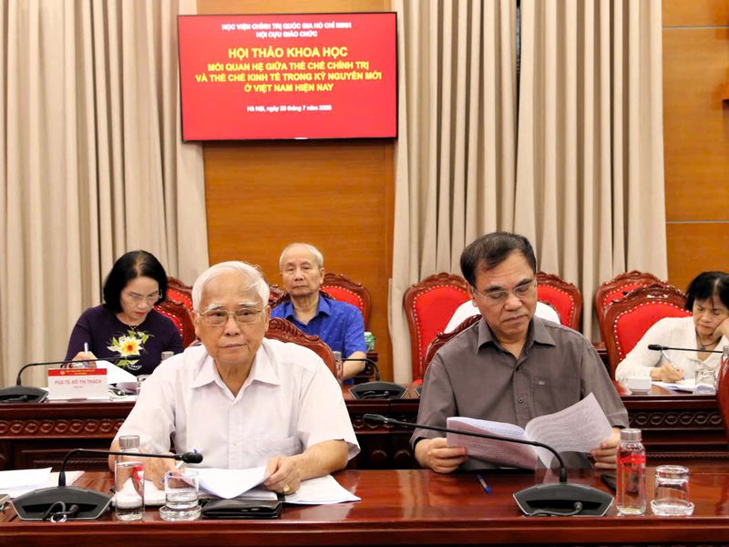 Hội thảo khoa học làm rõ mối quan hệ giữa thể chế chính trị và thể chế kinh tế trong kỷ nguyên mới