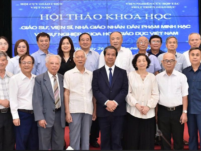 GIÁO SƯ, VIỆN SĨ PHẠM MINH HẠC – NHÀ KHOA HỌC XUẤT SẮC  VỚI NHỮNG CÔNG TRÌNH NGHIÊN CỨU CÓ GIÁ TRỊ KHAI SÁNG  VỀ TRIẾT LÝ GIÁO DỤC VIỆT NAM ĐẦU THẾ KỶ XXI
