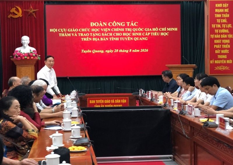 LAN TỎA PHONG TRÀO TẶNG SÁCH XÂY DỰNG THƯ VIỆN TRƯỜNG HỌC